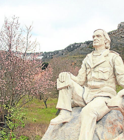 Estatua de Félix Rodríguez de la Fuente. 