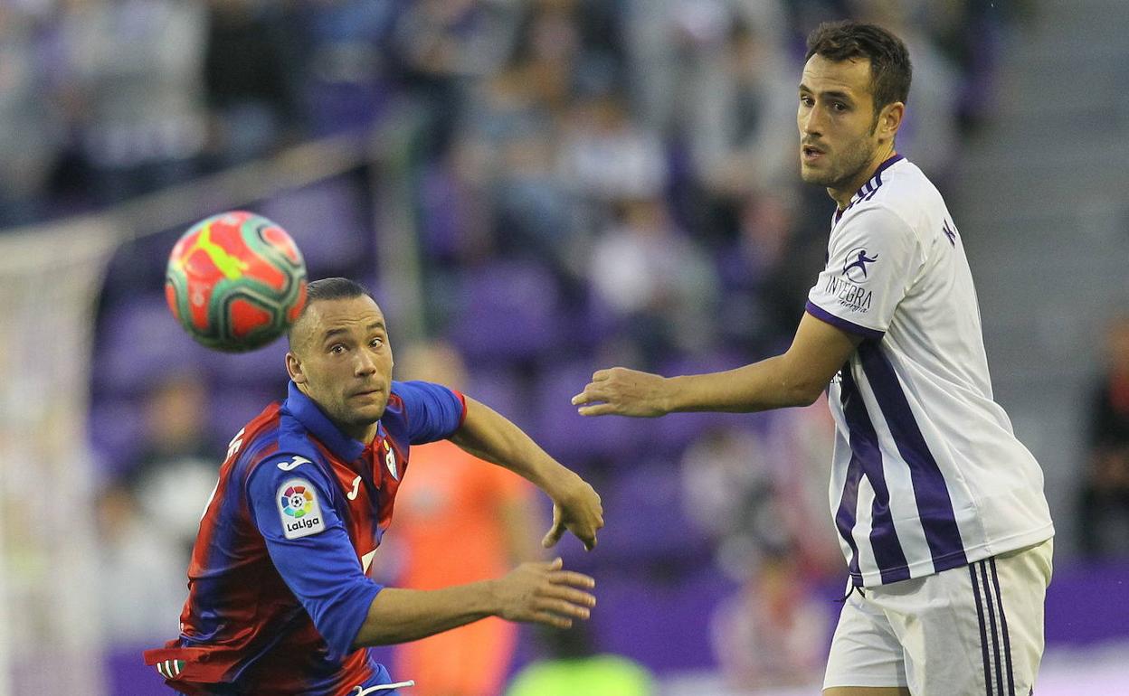 Olivas y el vallisoletano Quique, en el partido de ida