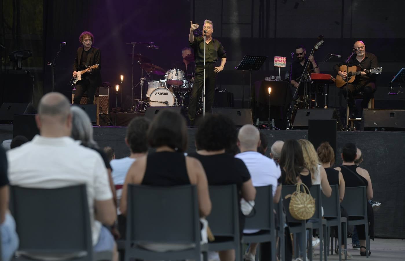 El veterano músico barcelonés ofreció un concierto junto a Gabriel Sopeña en el Patio de la Feria de Muestras, dentro del ciclo Viva la vida