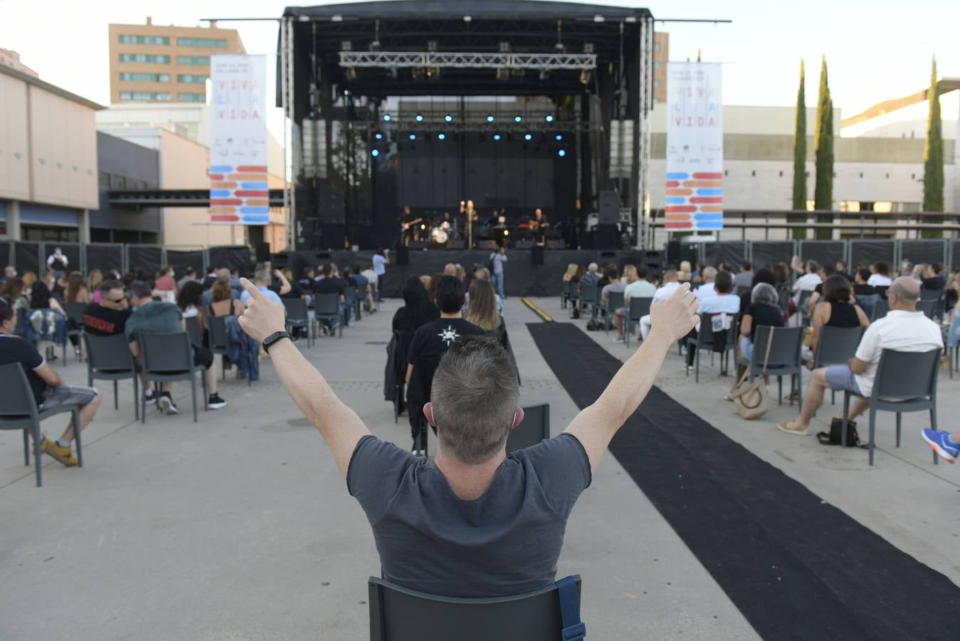 El veterano músico barcelonés ofreció un concierto junto a Gabriel Sopeña en el Patio de la Feria de Muestras, dentro del ciclo Viva la vida