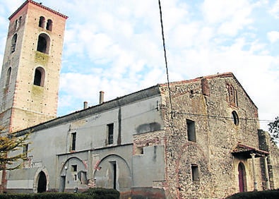 Imagen secundaria 1 - Arriba, sepulcros policromados de la iglesia de San Esteban; iglesia de Santa María de la Cuesta y torre de la iglesia de Santa Marina. 