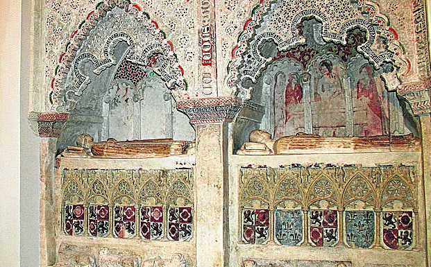 Imagen principal - Arriba, sepulcros policromados de la iglesia de San Esteban; iglesia de Santa María de la Cuesta y torre de la iglesia de Santa Marina. 