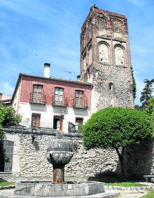 Imagen secundaria 2 - Arriba, sepulcros policromados de la iglesia de San Esteban; iglesia de Santa María de la Cuesta y torre de la iglesia de Santa Marina. 