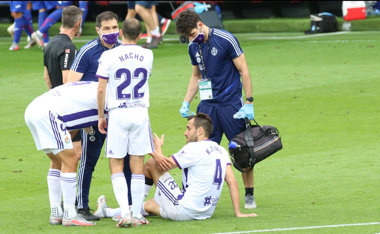 Kiko Olivas, en el suelo tras caer lesionado en el estadio Ipurua en el último encuentro.