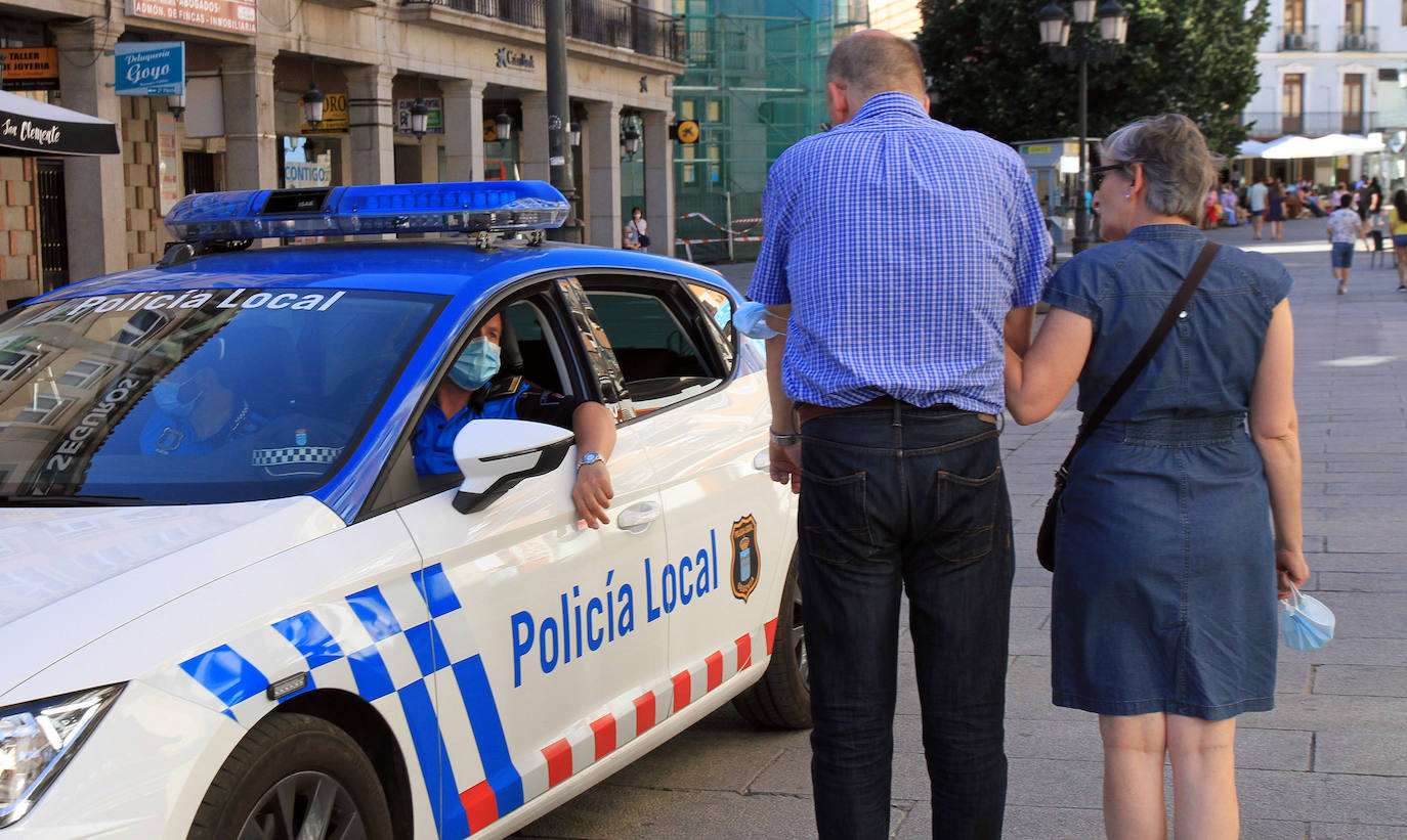 La Policía Local recuerda el uso obligatorio de la mascarilla.