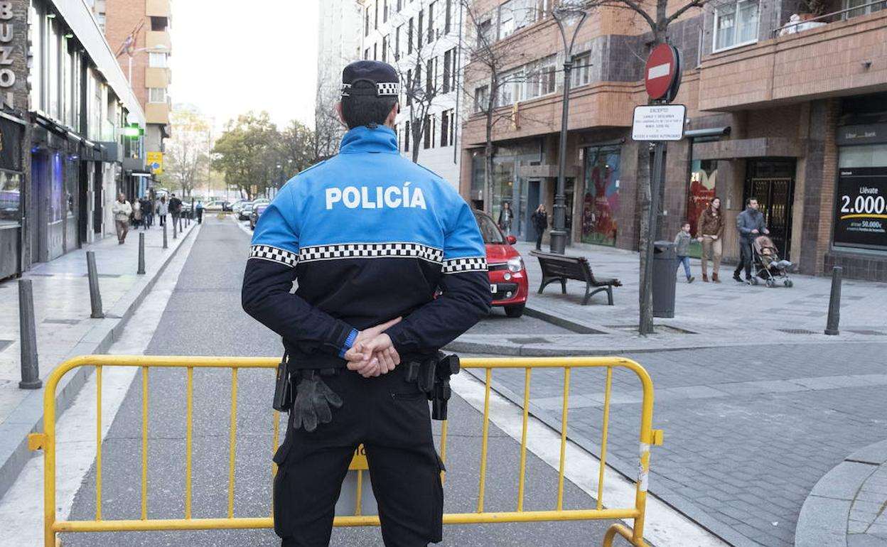 Detenido por partir la nariz a otro hombre en una pelea en la plaza de la Universidad