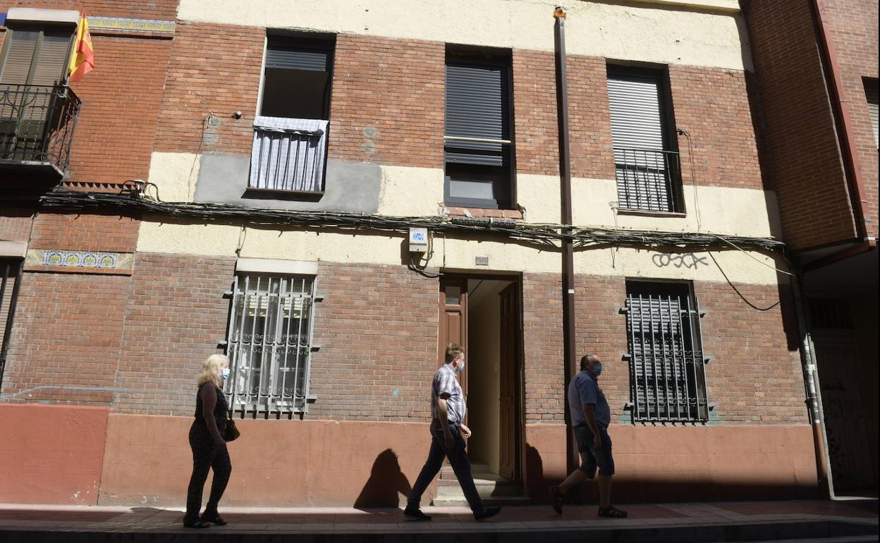 Calle Padre Manjón, donde se ubican tres de las viviendas confinadas. 