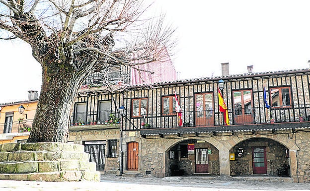 La fachada de la Casa Consistorial sigue las líneas de la arquitectura tradicional serrana. 