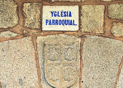 Imagen secundaria 1 - Arriba, una de las obras de 'land art' en El Collao; portada de la iglesia luce un escudo con conchas de peregrino y estela funeraria del siglo XIV que fue encontrada en la iglesia en 2013. .