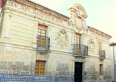 Imagen secundaria 1 - Arriba, Ermita de la Virgen de Revilla, en las afueras de Baltanás; Palacio Hospital de Santo Tomás, hoy parte del Museo del Cerrato y Fachada de la Casa del Cordón en la localidad de Valdecañas de Cerrato. 