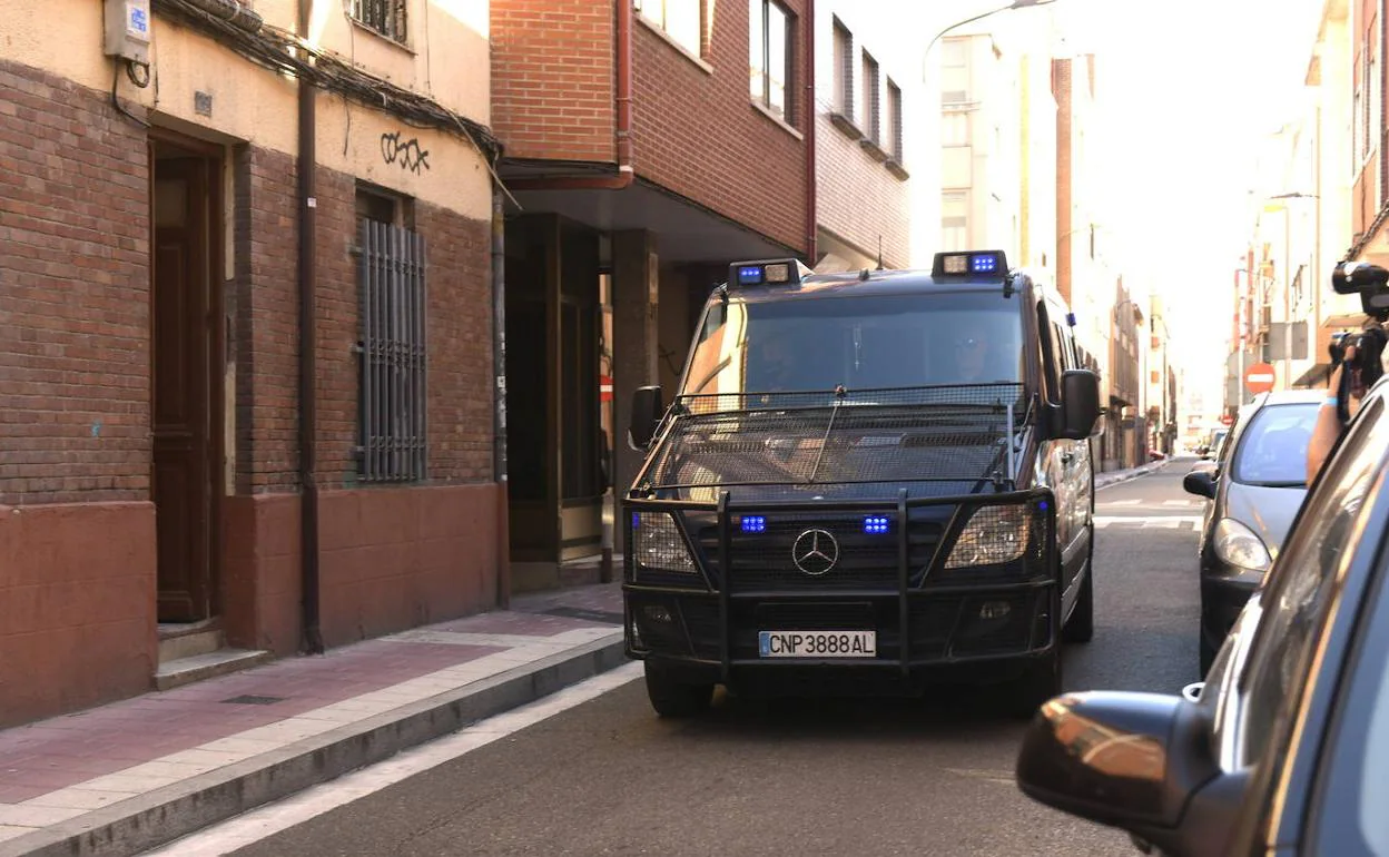 Un furgón policial circula por la calle Padre Manjón.