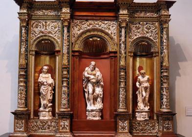 Imagen secundaria 1 - A la izquierda, 'Job en el muladar', de Francisco Giralte (1550) y Retablos del trascoro de San Benito el Real, de Juan de Cambray y Cornieles de Holanda (1530). A la derecha, 'San Antonio Abad', del taller de Juan de Juni, 1547. 