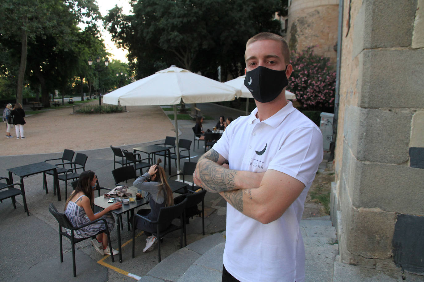 Luca Sparapani, junto a la terraza del pub La Luna.