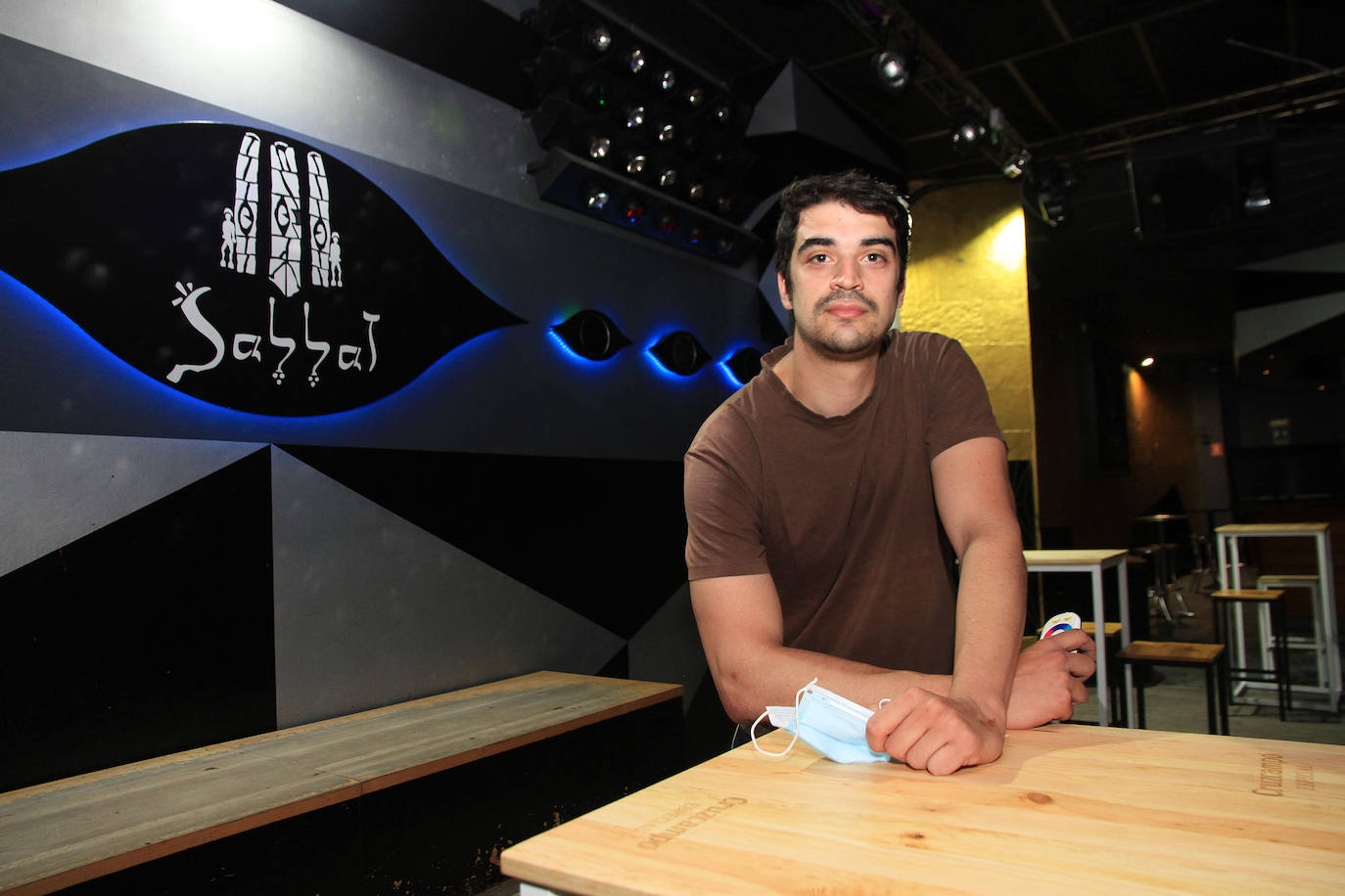 Gabriel, hijo de José, en la discoteca.