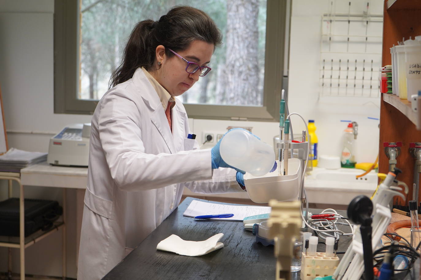 Trabajadora del laboratorio de Prodestur.