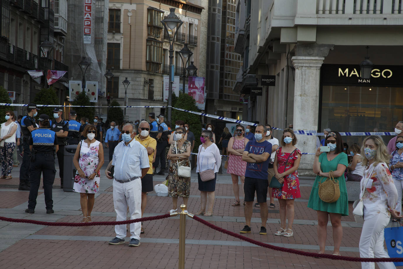 La ciudad ha recordado a las «800 víctimas» por el coronavirus en la provincia, según ha señalado el alcalde, Óscar Puente, en un acto celebrado en la Plaza Mayor vallisoletana