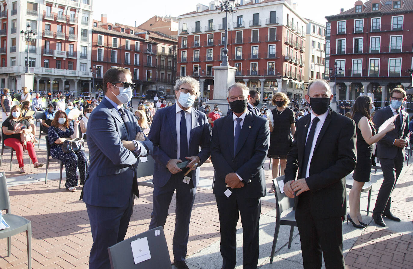 La ciudad ha recordado a las «800 víctimas» por el coronavirus en la provincia, según ha señalado el alcalde, Óscar Puente, en un acto celebrado en la Plaza Mayor vallisoletana