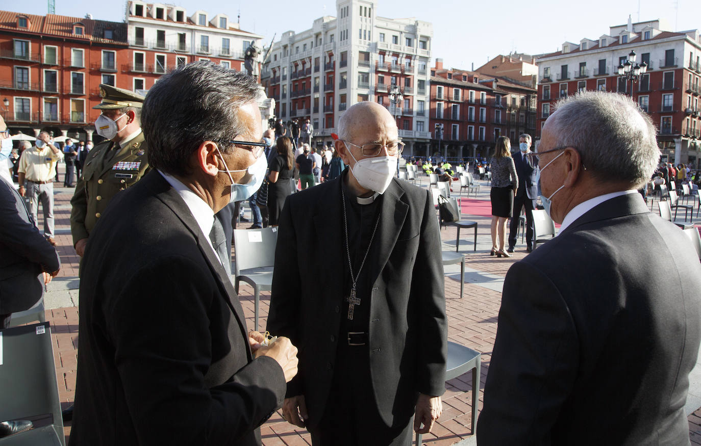 La ciudad ha recordado a las «800 víctimas» por el coronavirus en la provincia, según ha señalado el alcalde, Óscar Puente, en un acto celebrado en la Plaza Mayor vallisoletana