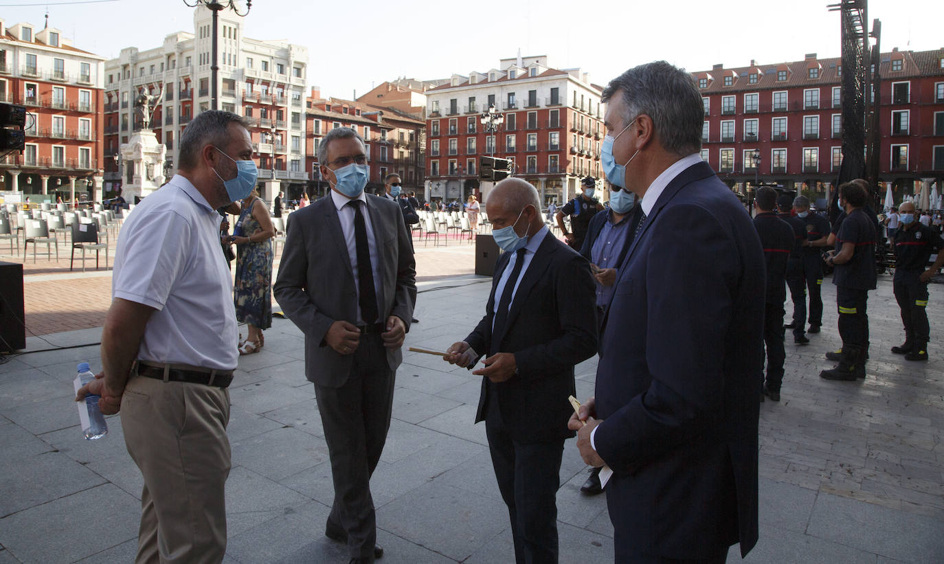 La ciudad ha recordado a las «800 víctimas» por el coronavirus en la provincia, según ha señalado el alcalde, Óscar Puente, en un acto celebrado en la Plaza Mayor vallisoletana