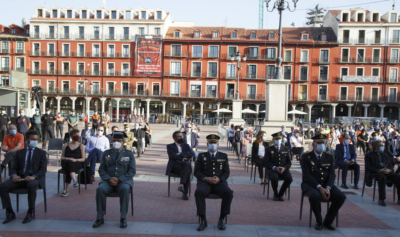 La ciudad ha recordado a las «800 víctimas» por el coronavirus en la provincia, según ha señalado el alcalde, Óscar Puente, en un acto celebrado en la Plaza Mayor vallisoletana