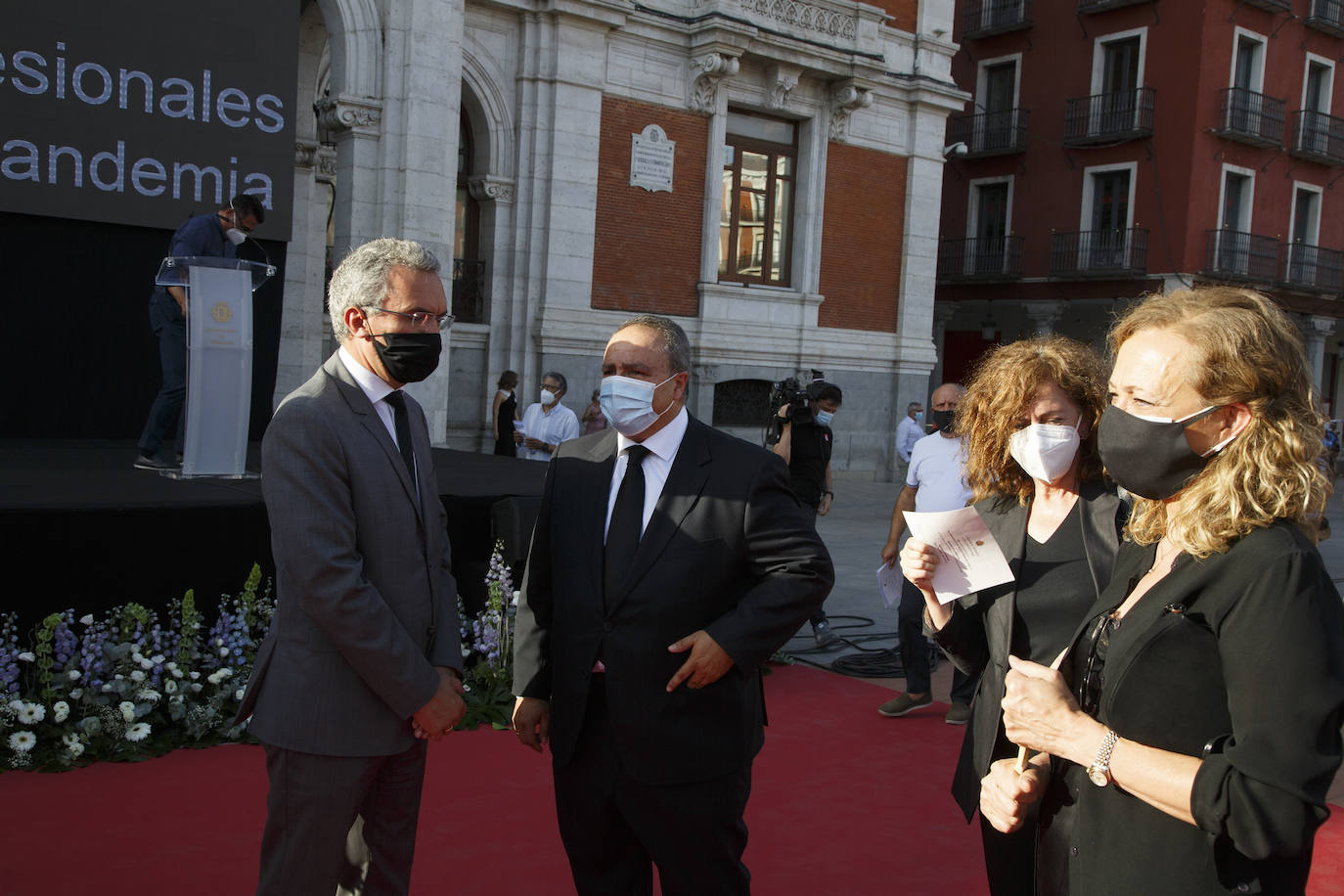 La ciudad ha recordado a las «800 víctimas» por el coronavirus en la provincia, según ha señalado el alcalde, Óscar Puente, en un acto celebrado en la Plaza Mayor vallisoletana