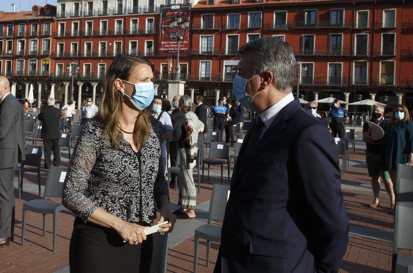 La ciudad ha recordado a las «800 víctimas» por el coronavirus en la provincia, según ha señalado el alcalde, Óscar Puente, en un acto celebrado en la Plaza Mayor vallisoletana