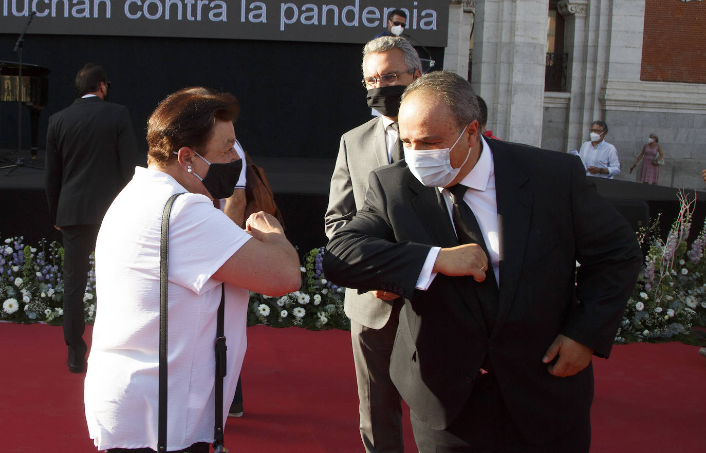 La ciudad ha recordado a las «800 víctimas» por el coronavirus en la provincia, según ha señalado el alcalde, Óscar Puente, en un acto celebrado en la Plaza Mayor vallisoletana