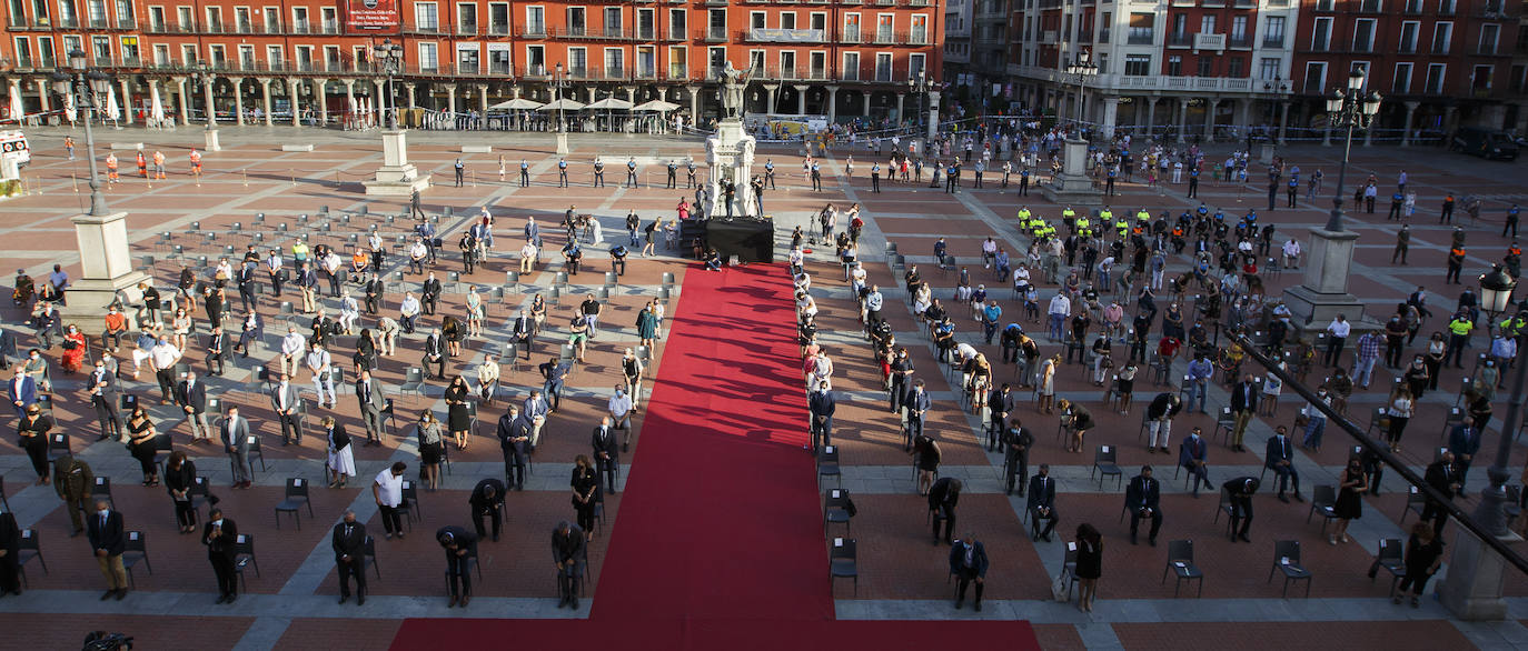 La ciudad ha recordado a las «800 víctimas» por el coronavirus en la provincia, según ha señalado el alcalde, Óscar Puente, en un acto celebrado en la Plaza Mayor vallisoletana