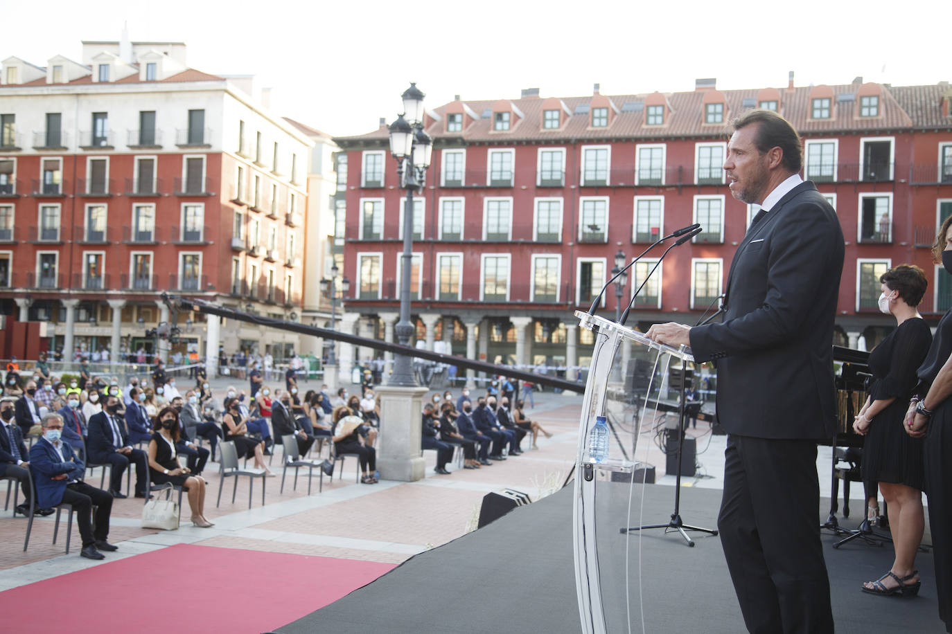 La ciudad ha recordado a las «800 víctimas» por el coronavirus en la provincia, según ha señalado el alcalde, Óscar Puente, en un acto celebrado en la Plaza Mayor vallisoletana