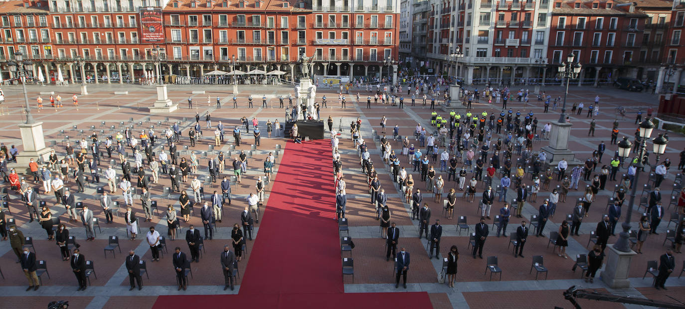 La ciudad ha recordado a las «800 víctimas» por el coronavirus en la provincia, según ha señalado el alcalde, Óscar Puente, en un acto celebrado en la Plaza Mayor vallisoletana