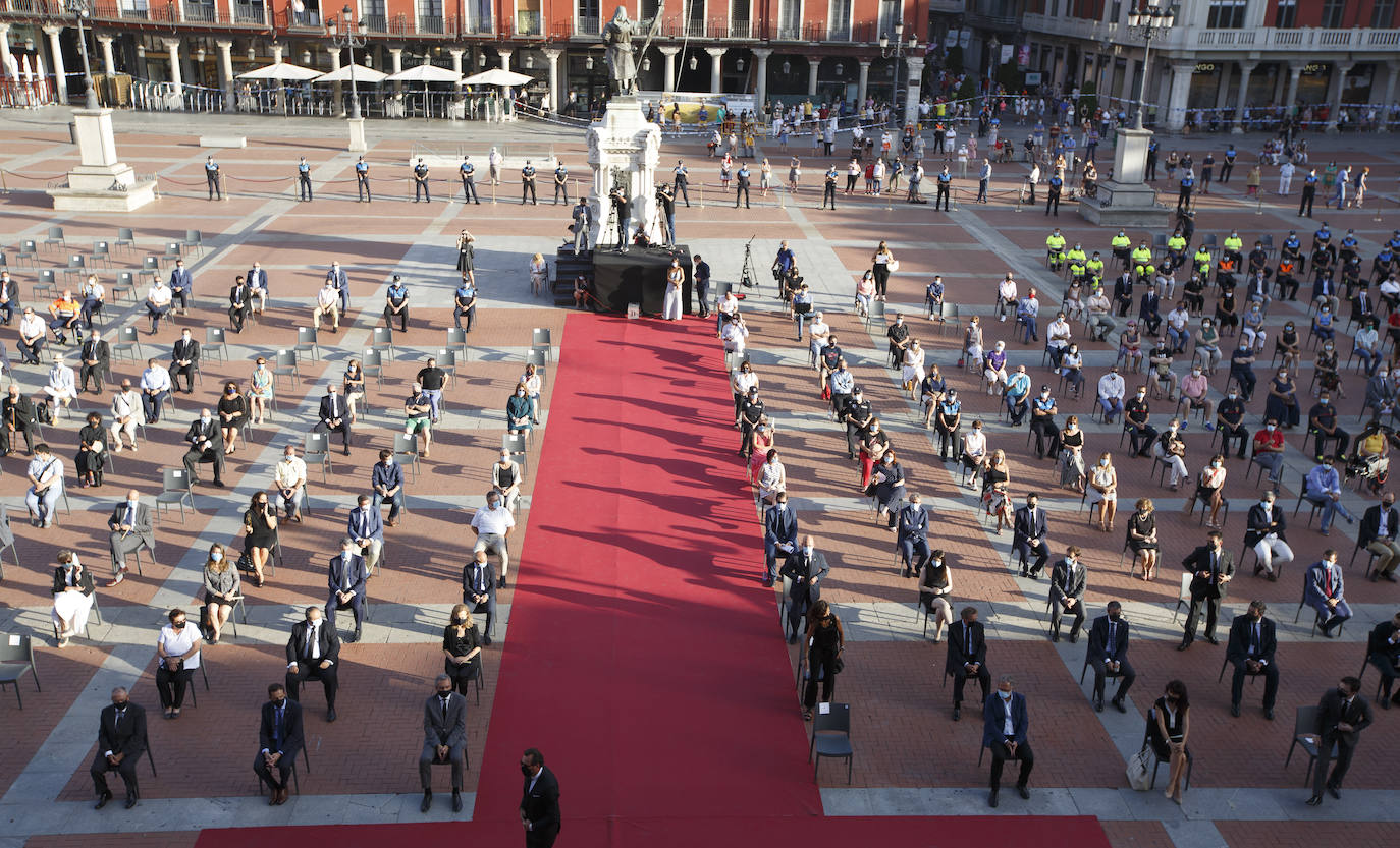 La ciudad ha recordado a las «800 víctimas» por el coronavirus en la provincia, según ha señalado el alcalde, Óscar Puente, en un acto celebrado en la Plaza Mayor vallisoletana