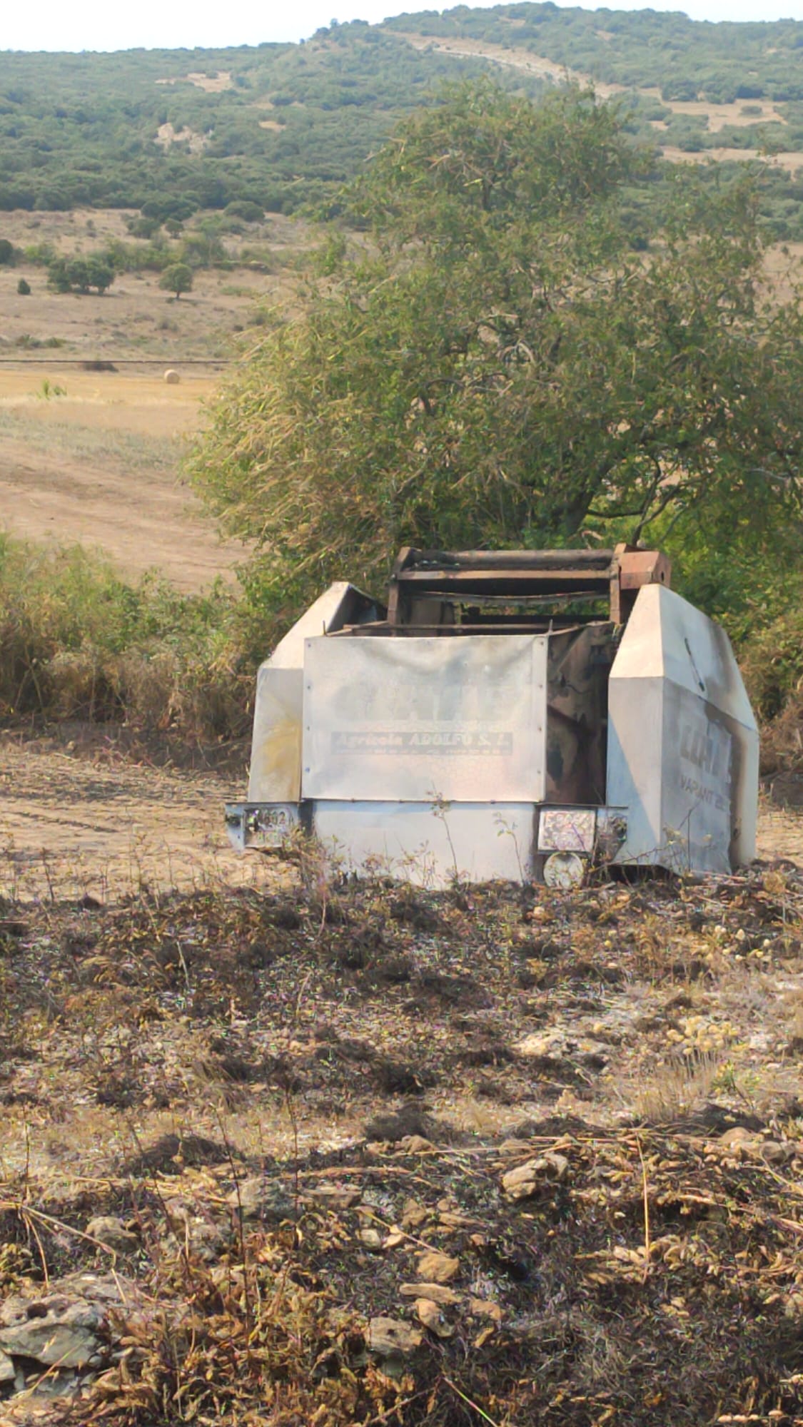 80 efectivos luchan contra el incendio con un gran despligue de aviones y maquinaria