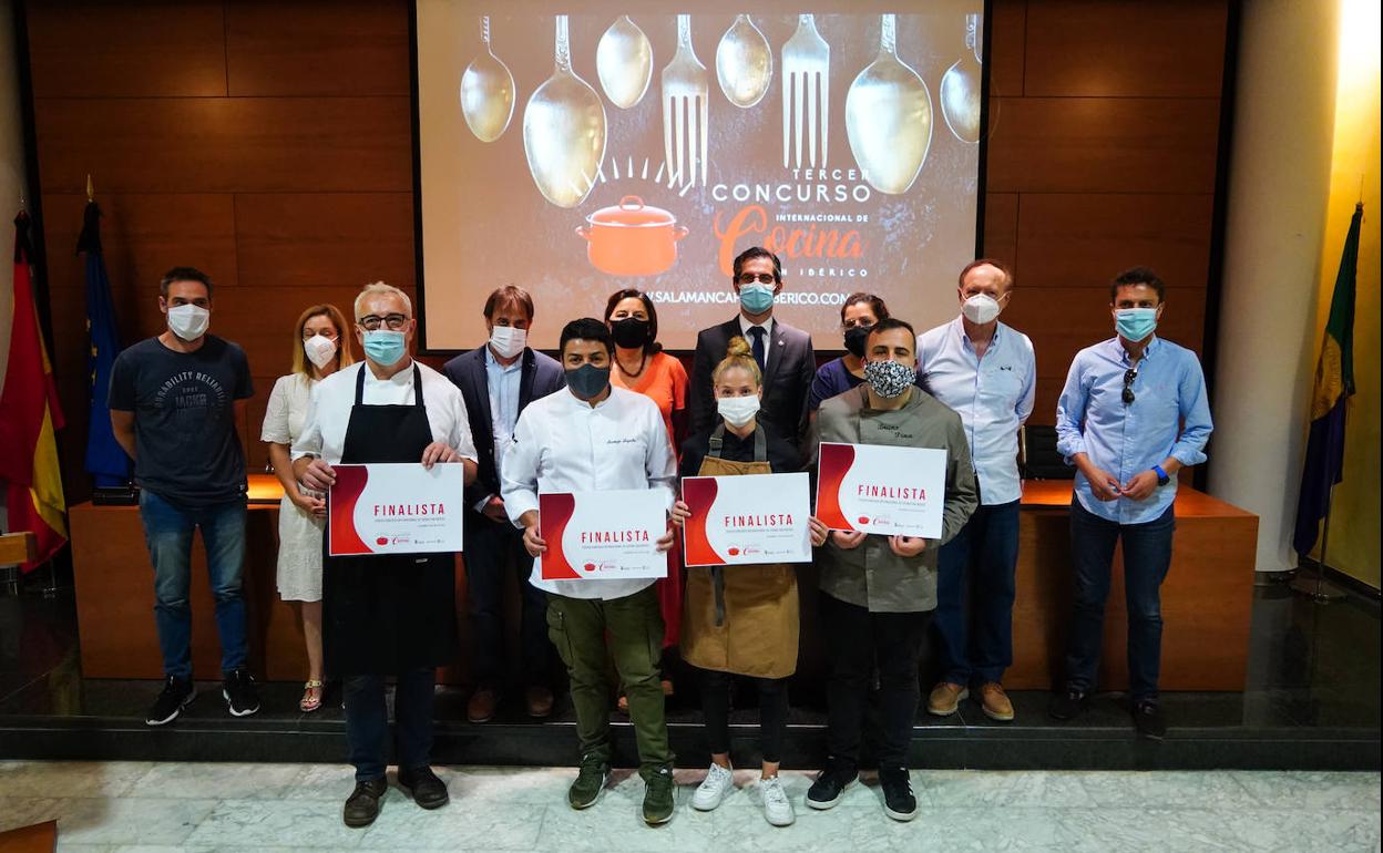 Los cuatro finalistas posan con sus diplomas acreditativos.