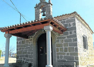 Imagen secundaria 1 - Arriba, puente nuevo; ermita de San Roque y oficina de turismo, en la ermita de los Judíos.