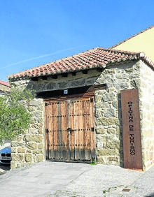 Imagen secundaria 2 - Arriba, puente nuevo; ermita de San Roque y oficina de turismo, en la ermita de los Judíos.