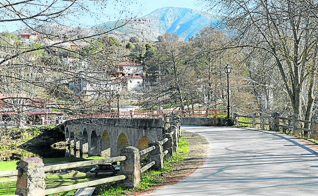 Imagen principal - Arriba, puente nuevo; ermita de San Roque y oficina de turismo, en la ermita de los Judíos.
