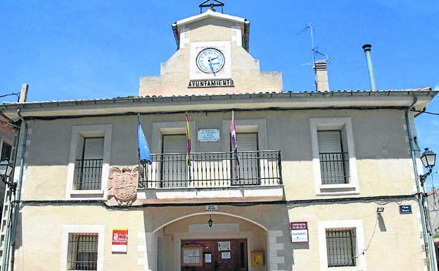 Edificio del Ayuntamiento con la torre del reloj.