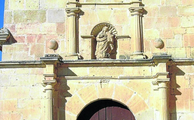 Imagen principal - Arriba, un detalle de la puerta de la iglesia de la Natividad; Detalle de los capiteles de las columnas de una de las ventanas del ábside y espadaña con cinco huecos para campanas. 