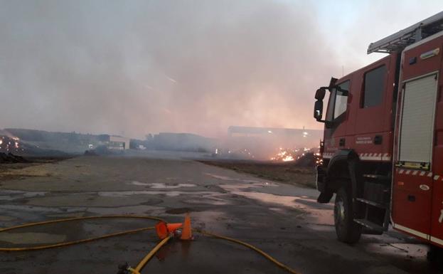 El camión de bomberos, durante el proceso de extinción del incendio en Carrión.