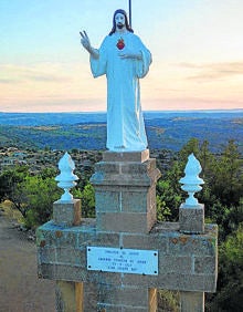 Imagen secundaria 2 - Arriba, fuente medieval del Obispo; retablo de la iglesia de San Pedro Apóstol.y escultura de tres metros del Sagrado Corazón que fue modelada en el propio cerro de San Pedro, donde está.