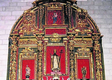 Imagen secundaria 1 - Arriba, fuente medieval del Obispo; retablo de la iglesia de San Pedro Apóstol.y escultura de tres metros del Sagrado Corazón que fue modelada en el propio cerro de San Pedro, donde está.