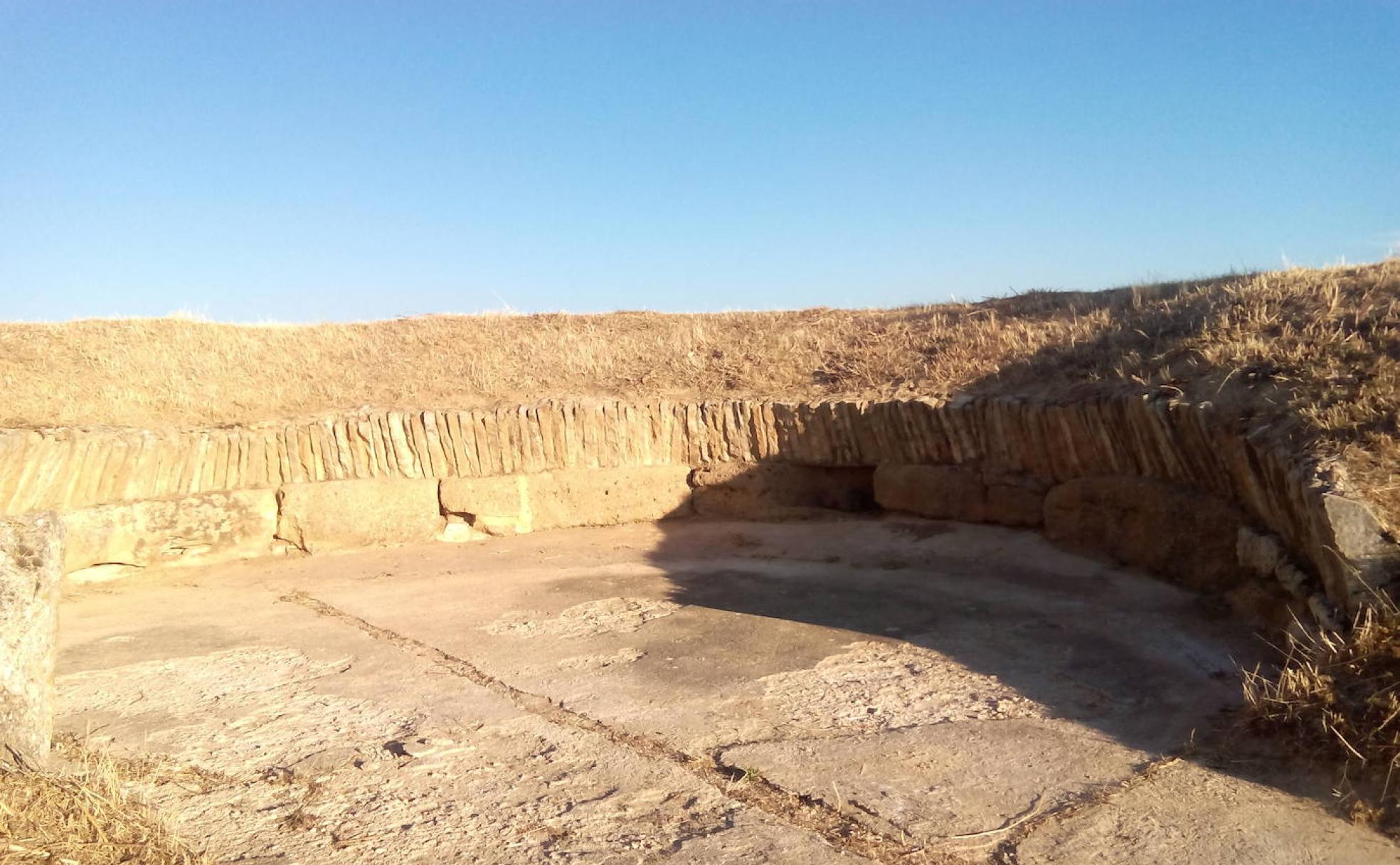 En los alrededores de Osorno se puede contemplar el dolmen de La Velilla, único hallado hasta ahora en la provincia palentina. 
