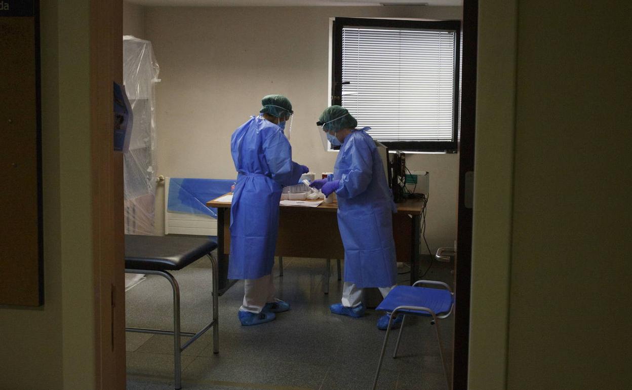 Enfermeros se preparan para la toma de muestras para una PCR en el centro de Huerta del Rey, en Valladolid. 