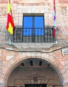 Imagen secundaria 2 - Arriba, puente romano; escultura en la plaza Segisama y ayuntamiento de Sasamón. 