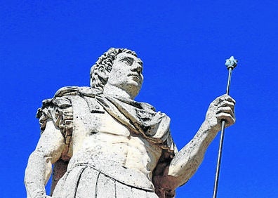 Imagen secundaria 1 - Arriba, puente romano; escultura en la plaza Segisama y ayuntamiento de Sasamón. 