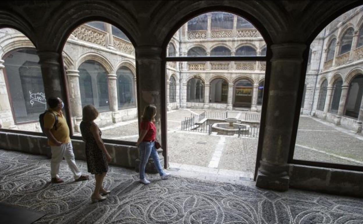 Tres personas observan el patio del claustro de Las Francesas en la mañana de este martes.