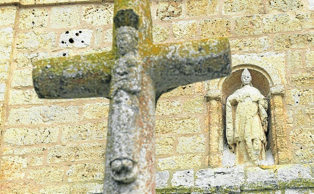 Imagen principal - Arriba, crucifijo de piedra y tras él, imagen de San Torcuato; fuente de la Plaza Mayor de Esguevillas y Virgen con el Niño, del siglo XIII.