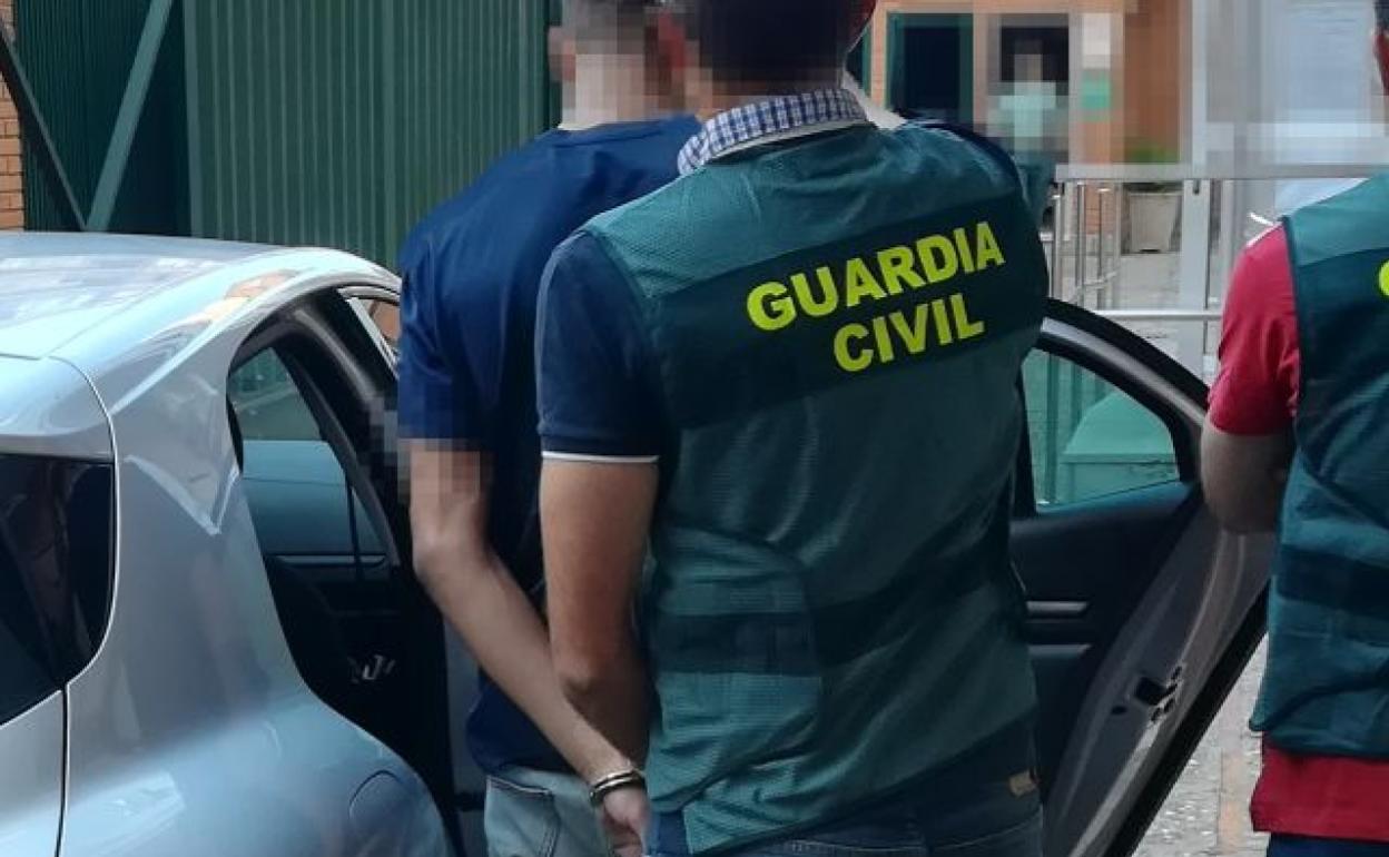 Foto de archivo de una personas detenida por la Guardia Civil. 