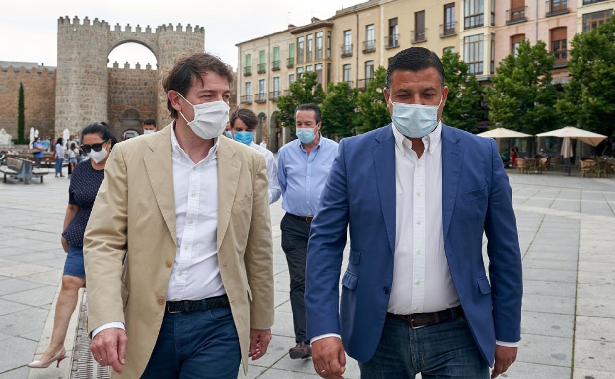 El presidente de la Diputación de Ávila, Carlos García, a la derecha de Fernández Mañueco en un encuentro anterior