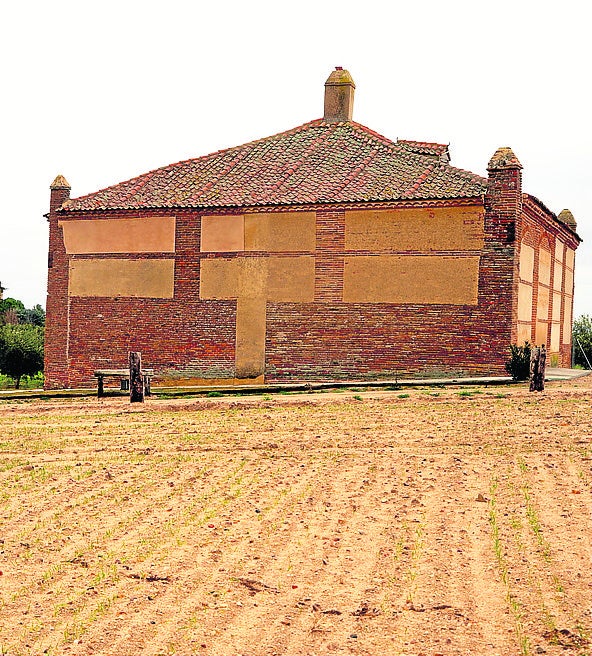 Imagen principal - Arriba, palomar tradicional; antiguas escuelas y órgano del templo.
